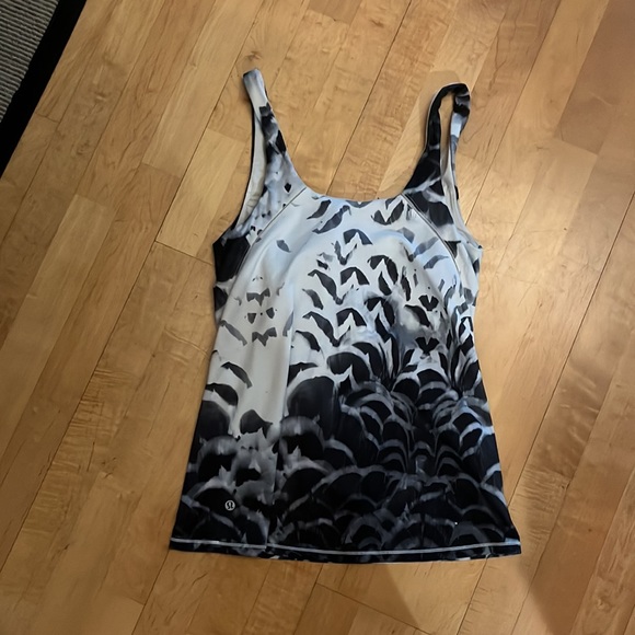 Lulu workout top - Picture 2 of 2